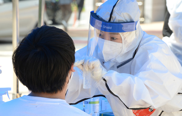 울산 남구 중학교 학생이 코로나19 확진판정을 받은 25일 오후 해당 중학교 임시 선별검사소에서 한 학생이 코로나19 검사를 받고 있다. 2021.05.25 / 사진=[뉴시스]