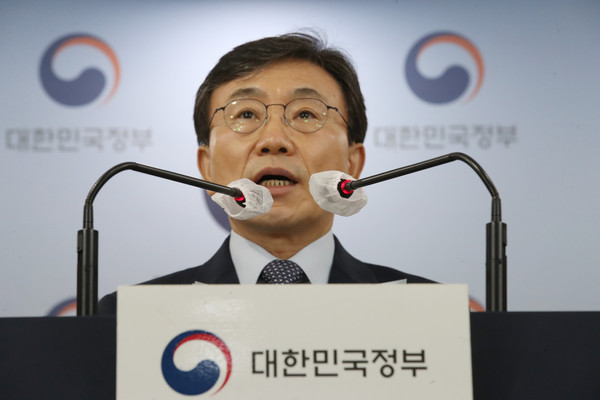 권덕철 중앙재난안전대책본부 1차장(보건복지부 장관)이 26일 오전 서울 종로구 정부서울청사 합동브리핑실에서 열린 코로나19 대응 비대면 정례브리핑에서 백신 접종자 대상 5인 이상 집합금지 면제 등 백신 인센티브제 방안을 발표하고 있다. 2021.05.26 / 사진=[뉴시스]