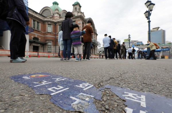 코로나19 신규 확진자 수가 12일 만에 700명대로 올라선 26일 오후 서울 중구 서울역 임시선별검사소를 찾은 시민들이 검사를 받기 위해 줄을 서고 있다. 2021.05.26 / 사진=[뉴시스]