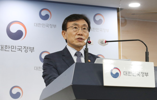 권덕철 중앙재난안전대책본부 1차장(보건복지부 장관)이 26일 오전 서울 종로구 정부서울청사 합동브리핑실에서 열린 코로나19 대응 비대면 정례브리핑에서 백신 접종자 대상 5인 이상 집합금지 면제 등 백신 인센티브제 방안을 발표하고 있다. 2021.05.26 / 사진=[뉴시스]