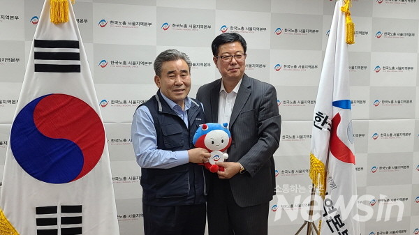 한국노총, 서울지역본부 김기철 의장, 뉴스인미디어 장재필 전략기획본부장과 인터뷰를 마치고 기념촬영을 하고 있다(사진=정경호 기자)