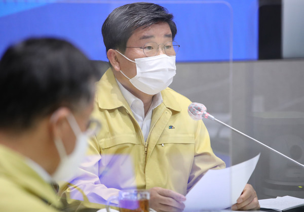 전해철 중앙재난안전대책본부(중대본) 2차장(행정안전부 장관)이 28일 오전 서울 종로구 정부서울청사에서 열린 코로나19 중앙재난안전대책본부 회의에 참석해 발언하고 있다. 2021.05.28 / 사진=[뉴시스]