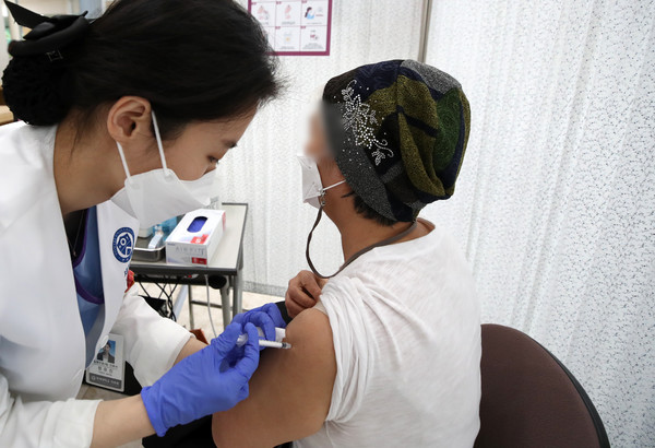 65세부터 74세까지 고령층에 대한 아스트라제네카 백신 접종이 시작된 27일 오전 서울 서대문구 신촌세브란스병원에서 시민들이 아스트라제네카 백신 접종을 받고 있다. 2021.05.27 / 사진=[뉴시스]