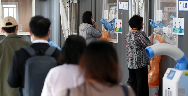 코로나19 신규 확진자 수가 12일 만에 700명대로 올라선 26일 오후 서울 중구 서울역 임시선별검사소를 찾은 시민들이 검사를 받고 있다. 2021.05.26 / 사진=[뉴시스]