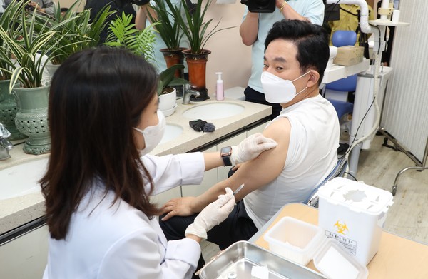 원희룡 제주지사가 28일 오후 제주보건소에서 아스트라제네카(AZ) 백신을 접종하고 있다. 2021.05.28 / 사진=[제주도 제공]