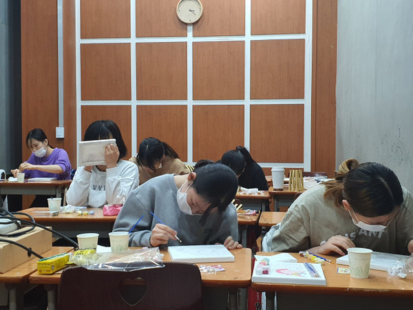 나눔과 꿈 사업 드림 아카데미에서는 6호 보호처분 청소년들의 꿈과 끼를 지원하는 다양한 문화예술 프로그램을 진행하고 있으며 정서나 행동상의 어려움을 보이는 청소년들에게 미술치료를 통해 정서조절, 관계향상, 스트레스 관리에 많은 도움을 주고 있다