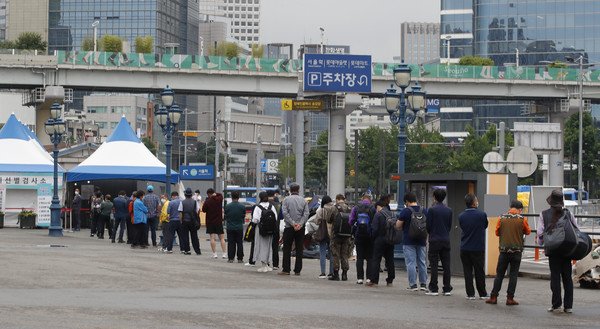 31일 오전 서울역 코로나19 임시선별검사소에서 검사를 받으려는 시민들이 줄서 있다. 2021.05.31 / 사진=[뉴시스]