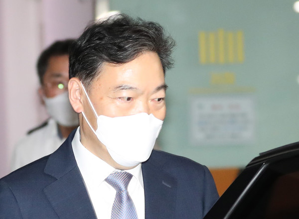 김오수 신임 검찰총장이 31일 오후 서울 서초구 서울고등검찰청에서 퇴근하기 위해 차량에 탑승하고 있다. 2021.05.31 / 사진=[뉴시스]