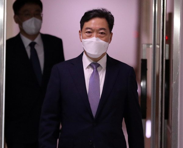 김오수 신임 검찰총장이 31일 오후 서울 서초구 서울고등검찰청에서 퇴근하고 있다. 2021.05.31 / 사진=[뉴시스]