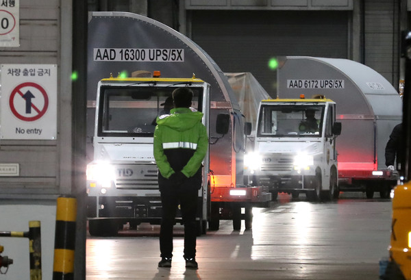 코로나19 화이자 백신 43만6000회분이 5일 새벽 인천국제공항 화물터미널에 도착하고 있다. 2021.05.05  사진=[뉴시스]