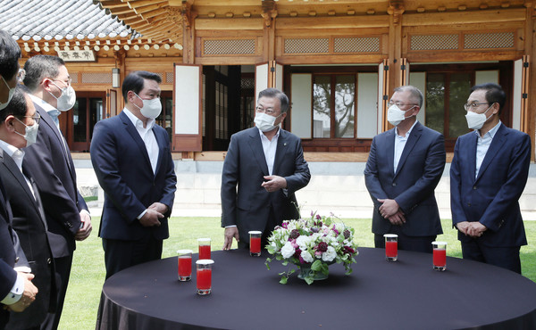 문재인 대통령이 2일 청와대 상춘재에서 4대 그룹 대표 초청 간담회에 앞서 환담하고 있다. 왼쪽부터 구광모 LG그룹 회장, 최태원 SK그룹 회장, 문재인 대통령, 정의선 현대자동차그룹 회장. 김기남 삼성전자 부회장. 2021.06.02 / 사진=[뉴시스]