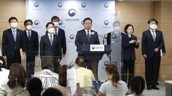 김부겸 국무총리가 2일 오후 정부서울청사에서 열린 한국토지주택공사(LH) 사태 등 부동산 투기 관련 조사·수사 중간 결과를 전하며 정부의 입장을 밝히고 있다.2021.06.02 / 사진=[공동취재사진]