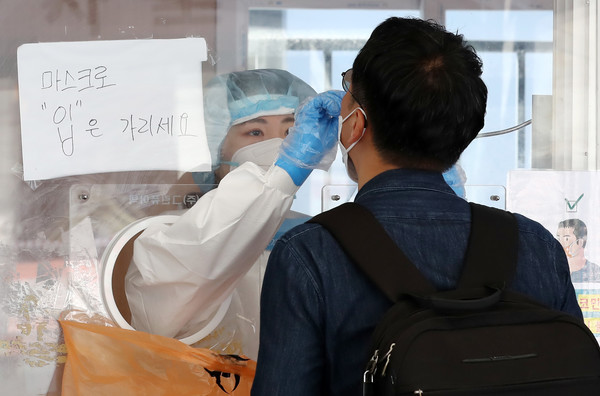 코로나19 신규 확진자가 엿새만에 600명대로 올라선 2일 오전 서울 중구 서울역광장에 마련된 임시선별검사소에서 시민들이 검사를 받고 있다. 2021.06.02 / 사진=[뉴시스]