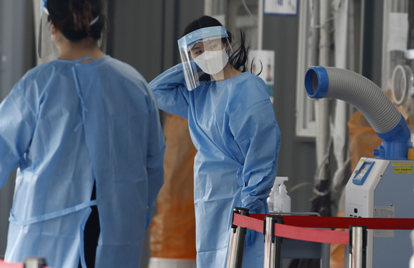 3일 오전 서울역에 설치된 중구 임시선별검사소에서 의료진이 냉방기로 열을 식히고 있다. 2021.06.03 / 사진=[뉴시스]