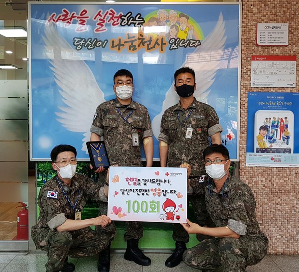 사진설명1 : 해군 2함대 2훈련전대 관찰관 4명(사진 왼쪽부터 시계방향으로 정성영 원사, 김수원 상사, 김민수 원사, 강현식 원사)이 6월 2일 대한적십자사 인천혈액원 ‘연수센터’에서 헌혈을 실시하고 김수원 상사의 명예장 수상을 기념하여 촬영을 하고 있다.