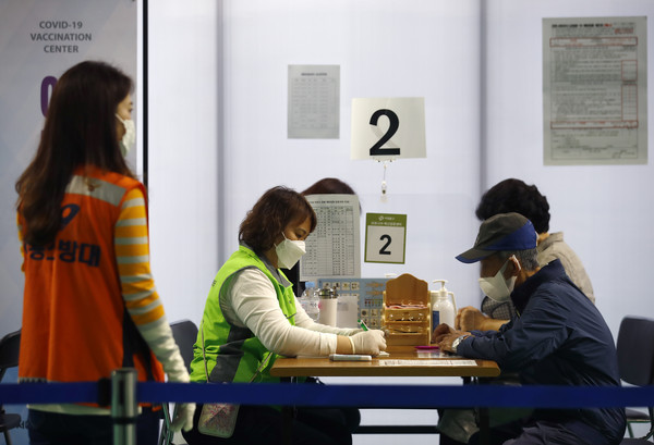 3일 오후 서울 서대문구 북아현문화체육센터에 마련된 코로나19 예방접종센터에서 어르신들이 백신 접종을 위해 예진표를 작성하고 있다. 60세~74세 고령층 등을 대상으로 한 코로나19 백신 접종 사전 예약은 이날 종료된다. 2021.06.03 / 사진=[뉴시스]