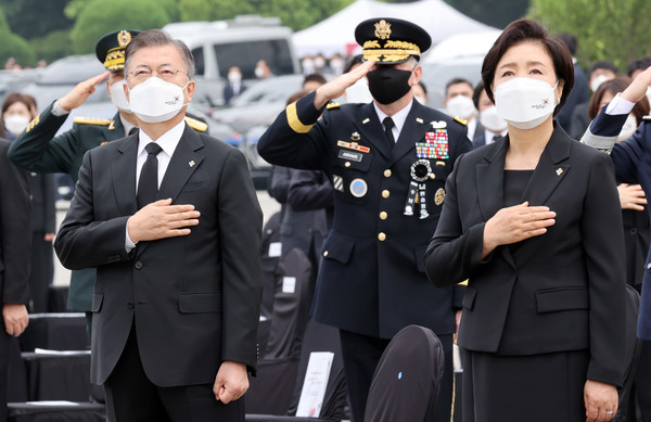 문재인 대통령과 부인 김정숙 여사가 6일 서울 동작구 국립서울현충원에서 열린 제66회 현충일 추념식에 참석해 국기에 대한 경례를 하고 있다. 2021.06.06 / 사진=[뉴시스]