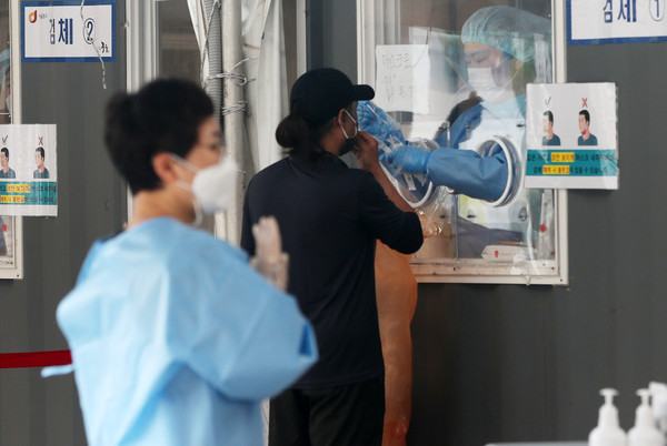 국내 신종 코로나바이러스 감염증(코로나19) 신규 확진자 수가 500명대 중반을 기록한 6일 오전 서울 중구 서울역 광장 임시선별검사소에 시민들이 검사를 받고 있다. 2021.06.06 / 사진=[뉴시스]