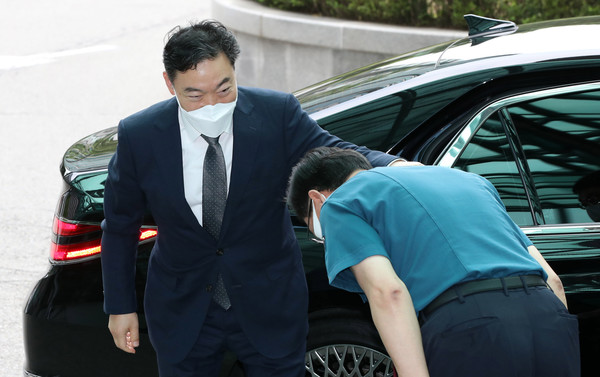 김오수 검찰총장이 7일 오후 서울 서대문구 경찰청을 방문, 김창룡 경찰청장을 예방하기 위해 차량에서 내리고 있다. .2021.06.07 / 사진=[뉴시스]