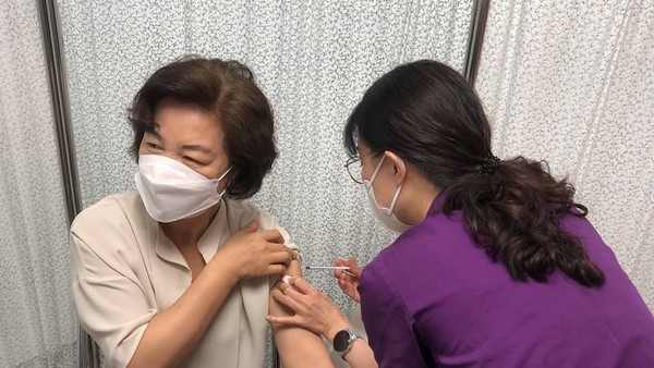 추미애 전 법무부 장관이 코로나19 백신 예방접종을 받는 모습. 2021.06.07 / 사진=[추미애 전 법무부 장관 페이스북 캡처]