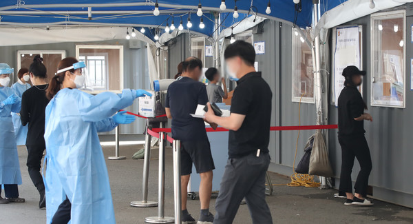 8일 오전 서울역 중구 코로나19 임시선별검사소에서 시민들이 검사를 받고 있다. 2021.06.08 / 사진=[뉴시스]