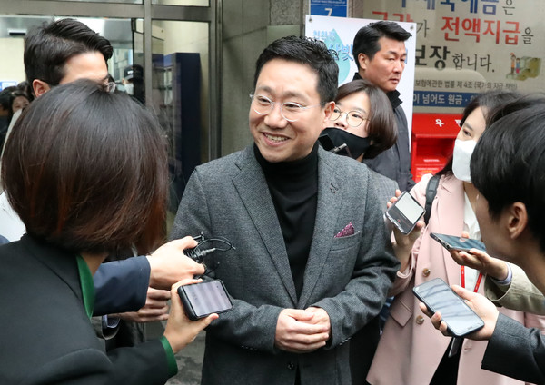 양정철 민주연구원장이 17일 서울 여의도 민주연구원에서 업무를 본 뒤 건물을 나서며 취재진 질문에 답하고 있다. 2020.04.17 / 사진=[뉴시스]