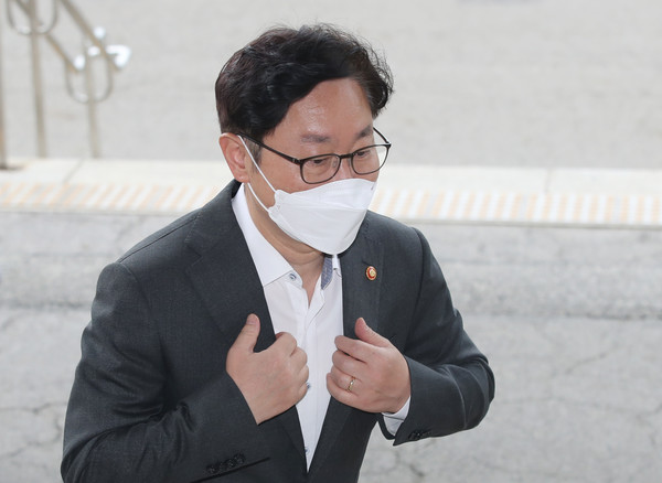 박범계 법무부 장관이 7일 오전 정부과천청사 법무부로 출근하고 있다. 2021.06.07 / 사진=[뉴시스]