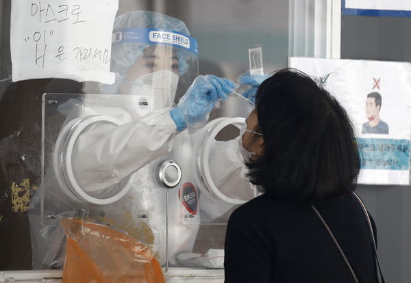 0시 기준 코로나19 확진자가 611명으로 집계된 10일 오전 서울 중구 서울역에 설치된 임시선별검사소를 찾은 시민이 코로나19 검사를 받고 있다. 2021.06.10 / 사진=[뉴시스]