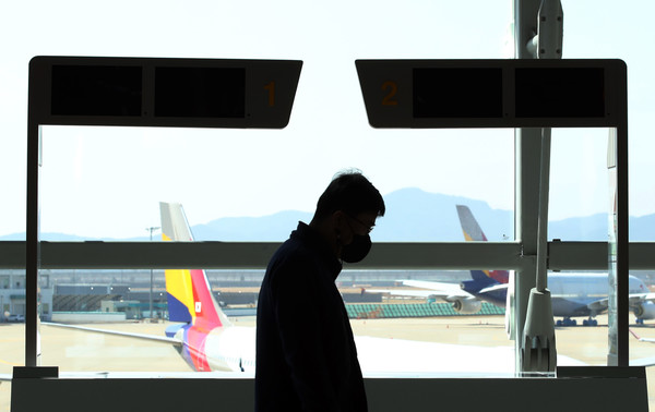 코로나19 신규 확진자 수가 엿새 연속 400명대를 기록한 22일 오전 인천국제공항 입국장의 여행사 부스 구역이 한산하다. 2021.03.22 / 사진=[뉴시스]