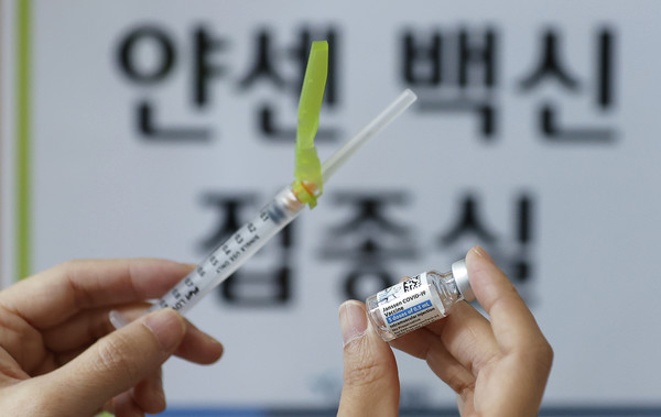 30세 이상 60세 미만 예비군과 민방위 대원, 국방·외교 관련자 등에 대한 얀센 백신 접종이 시작된 10일 오전 대구 남구 드림종합병원(지정 위탁의료기관)에서 의료진이 백신과 주사기를 확인하고 있다. 2021.06.10 / 사진=[뉴시스]