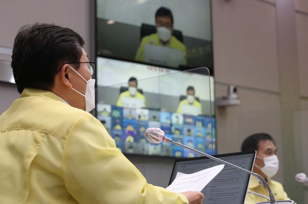 권덕철 중앙재난안전대책본부 1차장(보건복지부 장관)이 11일 오전 서울 종로구 정부서울청사 중앙재난안전상황실 서울상황센터에서 열린 코로나19 중앙재난안전대책본부(중대본) 회의에 참석해 발언하고 있다. 2021.06.11 / 사진=[뉴시스]