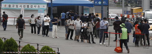 0시 기준 코로나19 확진자가 611명으로 집계된 10일 오전 서울 중구 서울역에 설치된 임시선별검사소를 찾은 시민들이 코로나19 검사를 받기 위해 줄 서고 있다. 2021.06.10 / 사진=[뉴시스]
