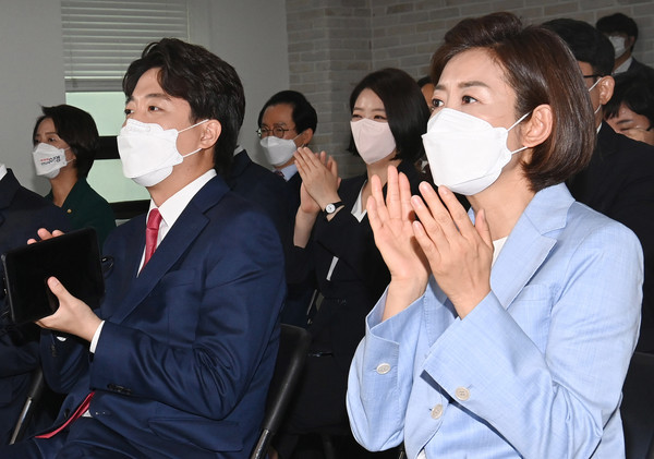 이준석(왼쪽) 국민의힘 대표 당선자와 나경원 후보가 11일 오전 서울 영등포구 여의도동 국민의힘 당사에서 열린 전당대회에서 박수치고 있다. 2021.06.11 / 사진=[뉴시스]