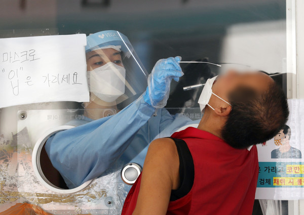 코로나19 신규 확진자 수가 나흘 만에 600명대로 올라선 9일 오전 서울 중구 서울역 임시선별검사소를 찾은 시민들이 검사를 받고 있다. 2021.06.09 / 사진=[뉴시스]