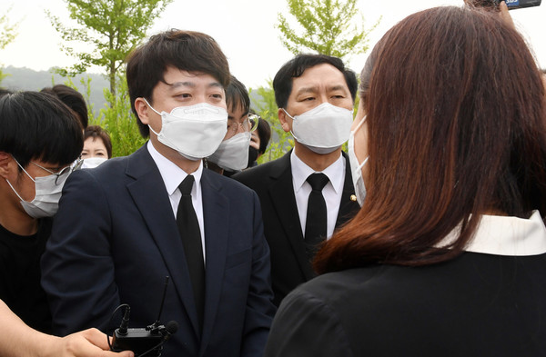 취임후 첫 공식 행보에 나선 이준석 국민의힘 당 대표가 14일 오전 대전광역시 유성구 국립대전현충원을 찾아 천안함 46용사 묘역을 참배한 후 유가족을 위로하고 있다.2021.06.14 / 사진=[공동취재사진]