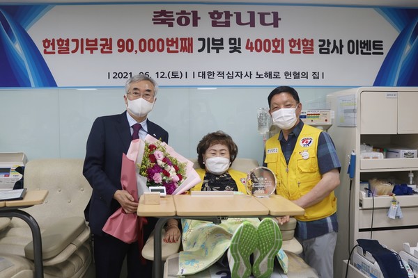 사진:   조남선 혈액관리본부장(좌)/황국상 헌혈자 (중앙)/남편 송영호씨(우)