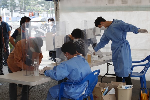 14일 오전 서울역 코로나19 중구임시선별검사소에서 검사를 받으려는 시민들이 문진표를 작성하고 있다. 2021.06.14 / 사진=[뉴시스]