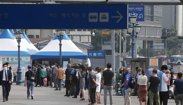14일 오전 서울역 코로나19 중구임시선별검사소에서 검사를 받으려는 시민들이 줄서 있다. 2021.06.14 / 사진=[뉴시스]
