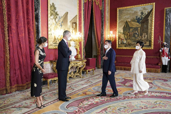 박영태 기자 = 스페인을 국빈 방문 중인 문재인 대통령과 김정숙 여사가 15일(현지시각) 스페인 마드리드 왕궁에서 열린 국빈만찬 시작에 앞서 펠리페 6세 국왕 내외와 인사하고 있다. 2021.06.16 / 사진=[뉴시스]