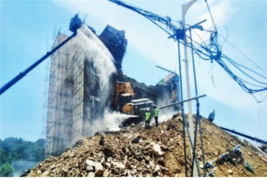 이격 거리 없이 철거중인 실제 사진 (사진=국민일보)