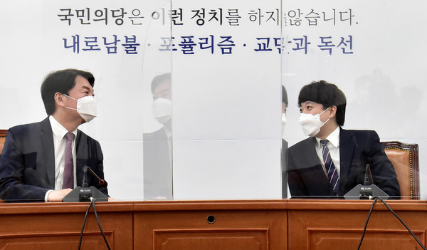 이준석 국민의힘 당 대표가 16일 오후 서울 여의도 국회에서 안철수 국민의당 대표와 대화를 하고 있다.2021.06.17 / 사진=[공동취재사진]