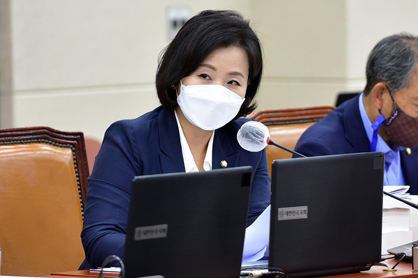 더불어민주당 이수진 의원이 21일 오전 국회에서 열린 환경노동위원회 전체회의에서 질의를 하고 있다. 2020.08.21 / 사진=[뉴시스]