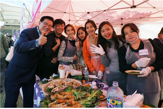 유덕열 동대문구청장이 2019년 동대문구 세계문화축제에 참석해 다문화가족과 사진을 촬영하고 있다. 