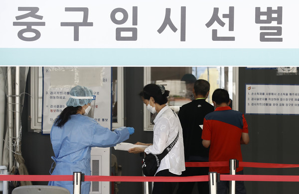 0시 기준 신규확진자가 545명으로 집계된 16일 오전 서울 중구 서울역 광장에 설치된 중구 임시선별검사소를 찾은 시민들이 검사를 받기 위해 줄 서 있다. 2021.06.16 / 사진=[뉴시스]