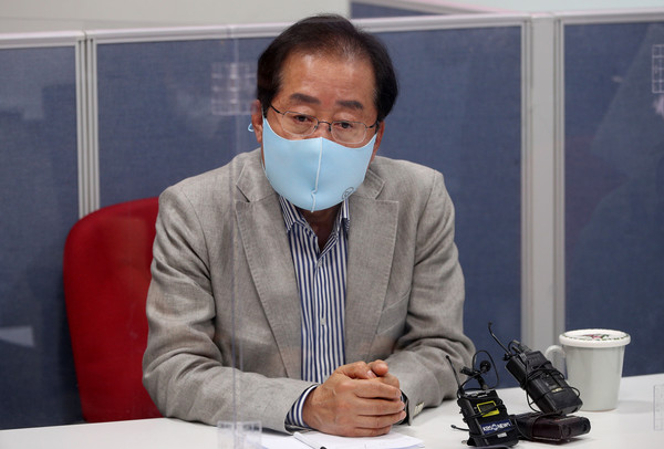 홍준표 무소속 의원이 14일 오후 대구 수성구 자신의 지역구 사무실에서 국민의힘 복당 관련 기자간담회를 하고 있다. 2021.05.14 / 사진=[뉴시스]