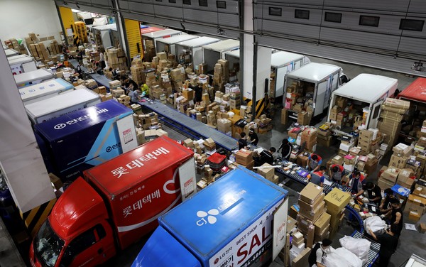 택배업계 노사가 정부, 여당의 중재안에 잠정 합의함에 따라 택배노조가 파업을 철회한 17일 서울 송파구 서울복합물류센터에서 택배노동자들이 배송 준비 작업을 하고 있다. 2021.06.17 / 사진=[뉴시스]