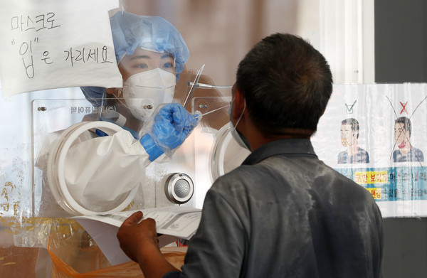 코로나19 신규 확진자가 429명으로 집계된 20일 오전 서울역 광장에 마련된 중구 임시 선별검사소에서 의료진이 시민의 검체를 채취하고 있다. 2021.06.20 / 사진=[뉴시스]