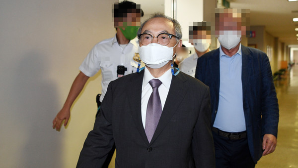 직원 강제추행 등의 혐의로 기소된 오거돈 전 부산시장이 21일 오전 2차 결심공판에 출석하기 위해 부산 연제구 부산지법에서 법정으로 들어가고 있다. 2021.06.21 / 사진=[뉴시스]