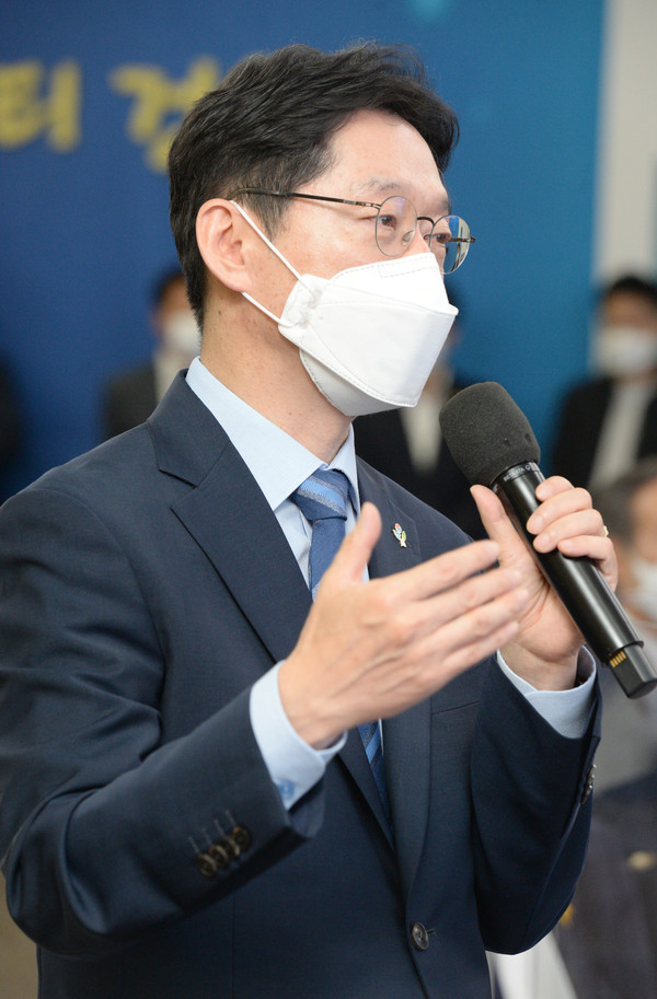 김경수 경남도지사가 8일 울산시청 본관 2층 대회의실에서 열린 울산·경남 지역혁신플랫폼 출범식에 참여하여 비대면 참여학생의 질문에 답하고 있다. 2021.06.08 / 사진=[뉴시스]