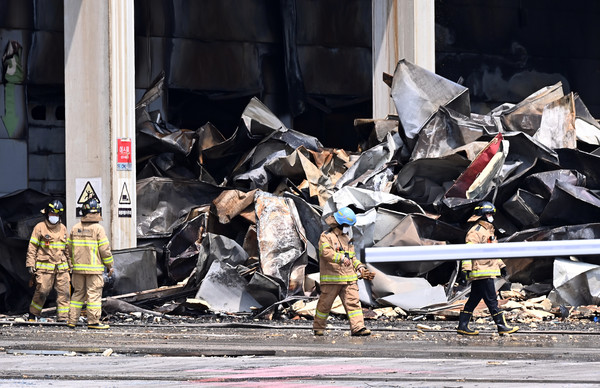 21일 오후 경기도 이천시 마장면 쿠팡 덕평물류센터 화재 현장에서 소방관들이 분주하게 이동하고 있다. 2021.06.21 / 사진=[뉴시스]
